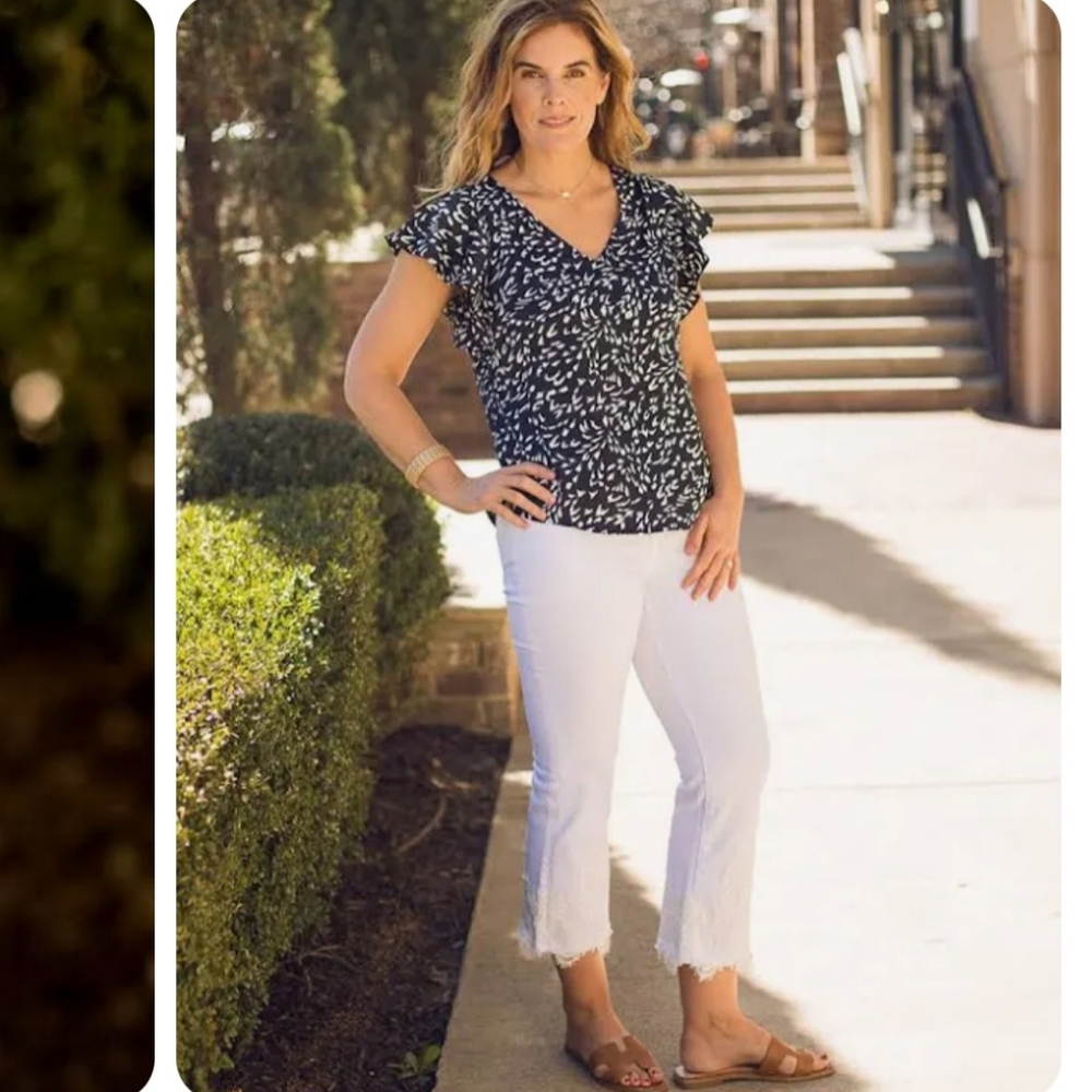 Liverpool Los Angeles Hannah Crop Mid Rise Flare Jeans in Bright White